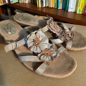 Born tan leather flower top sandals 7